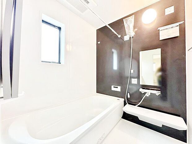 落ち着きのあるダークカラーを基調にしたバスルームで1日の疲れをリフレッシュ!