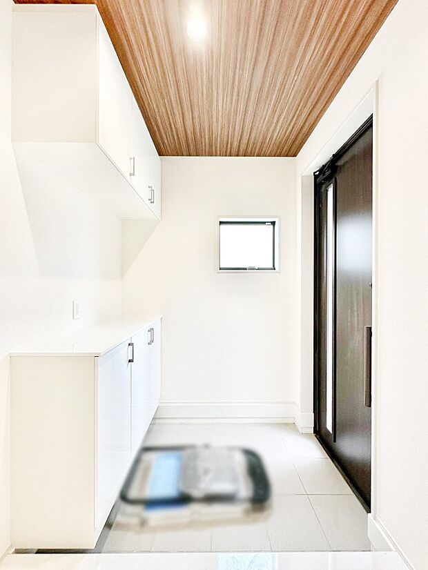 散らかりがちな玄関もスッキリ!ご家族の靴もたっぷり収納できる玄関収納付きです。