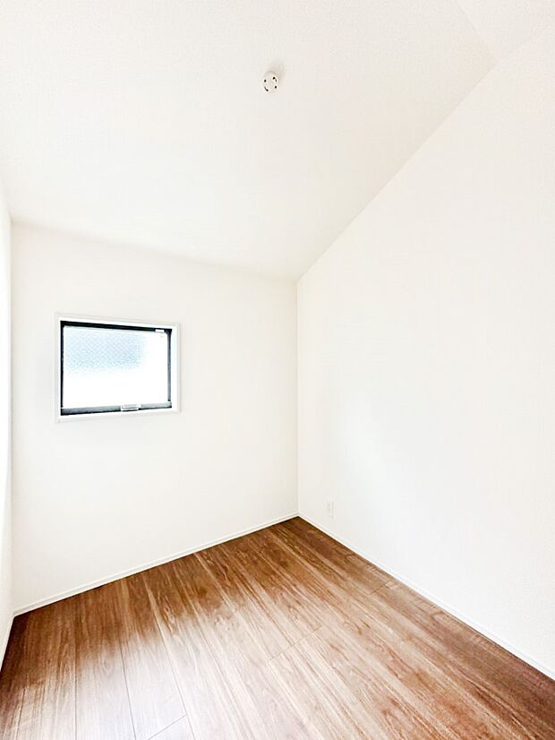 季節品や趣味の品などたっぷり収納出来る納戸付きです。