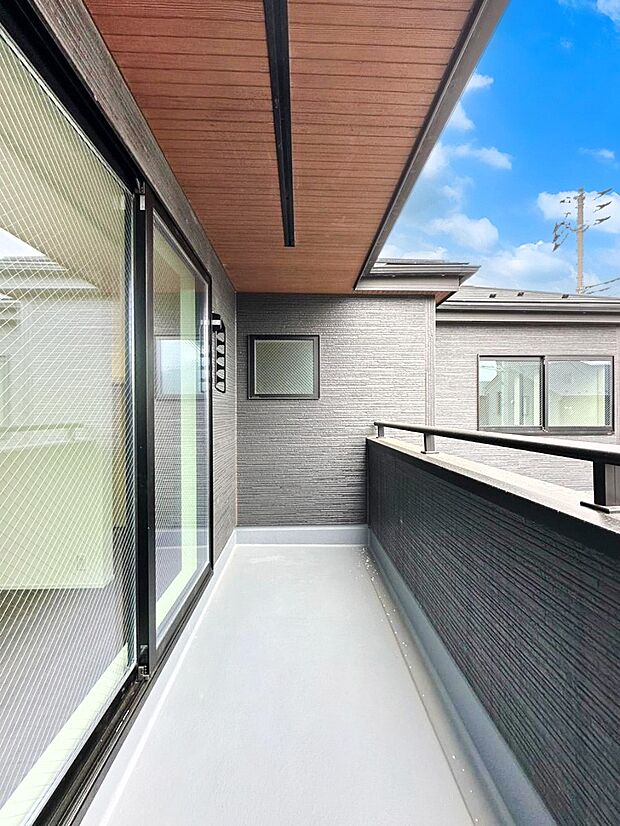 暖かな陽光が降り注ぐバルコニーはお洗濯におすすめ。爽やかな風も心地よいです。