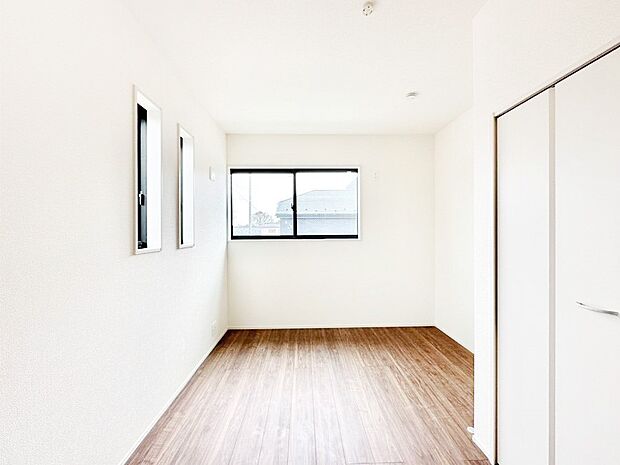 2面採光の洋室。窓から入り込む陽光がお部屋全体を優しく包み込みます!