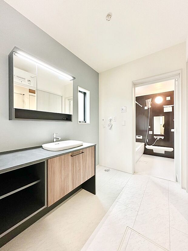 1日の始まりも心地よく!柔らかな朝の光を感じられる窓がついた洗面室