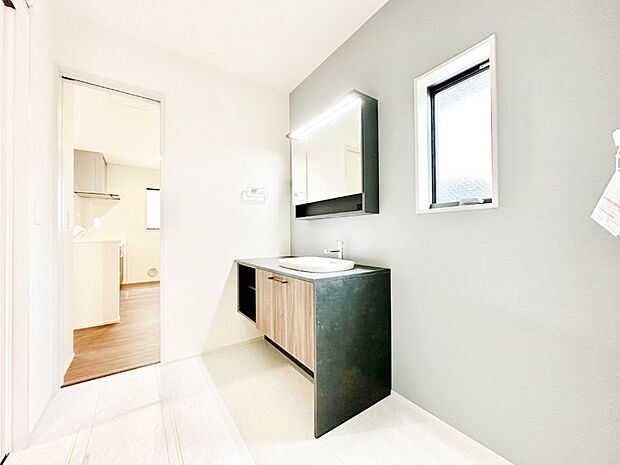 廊下とキッチンの2方向から出入りできるランドリースペースで家事時間も短縮!