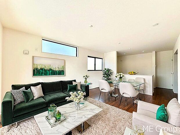 ご家族の賑やかな話し声で包まれる明るいリビング ※家具はCGです