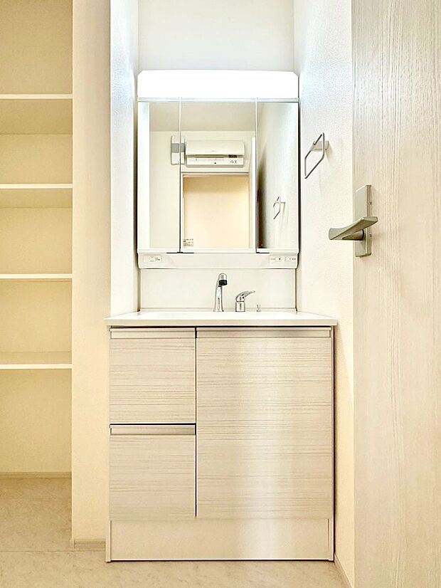 大きく見やすい三面鏡で清潔感ある洗面台は、身だしなみチェックや肌のお手入れにおすすめです。