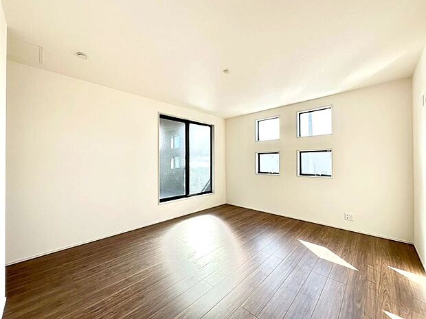 バルコニーが開放感をプラスしてくれる洋室