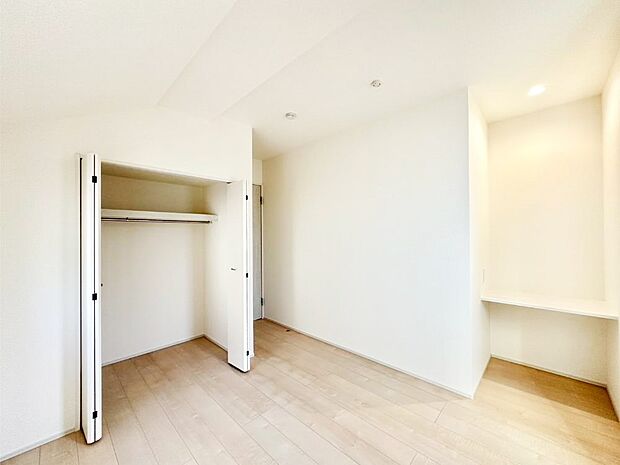 お子さまのお部屋としても！衣類の整理整頓に便利なクローゼット、カウンター付きの洋室。