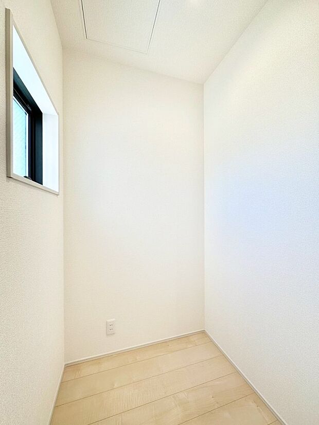 2階の納戸。収納だけではなく、テレワークルームやアトリエとしてもご利用いただけます。