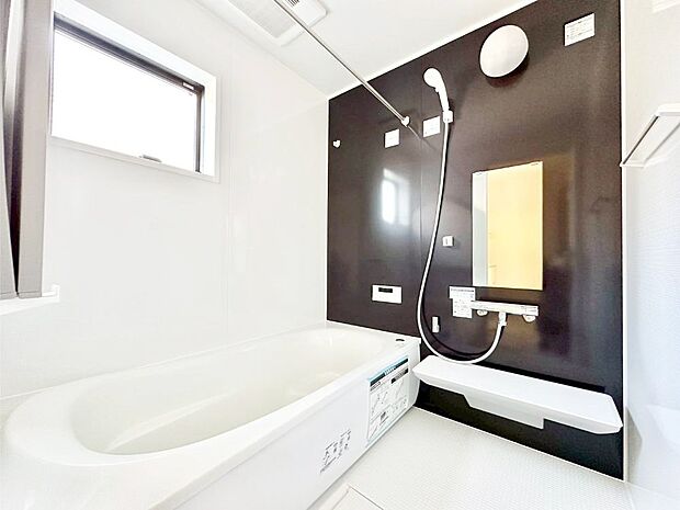 一日の疲れを癒してくれる明るい清潔感のあるバスルーム