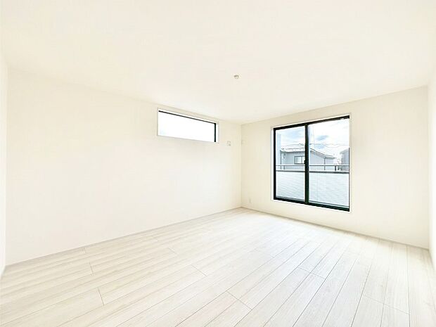 バルコニーが開放感をプラスしてくれる洋室