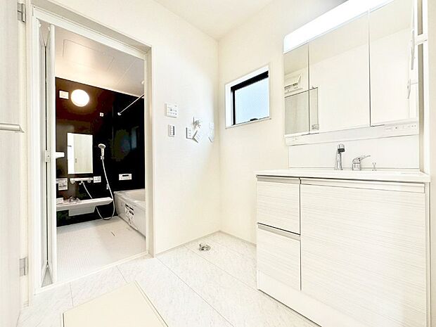 身支度もスムーズにおこなえる脱衣場。  