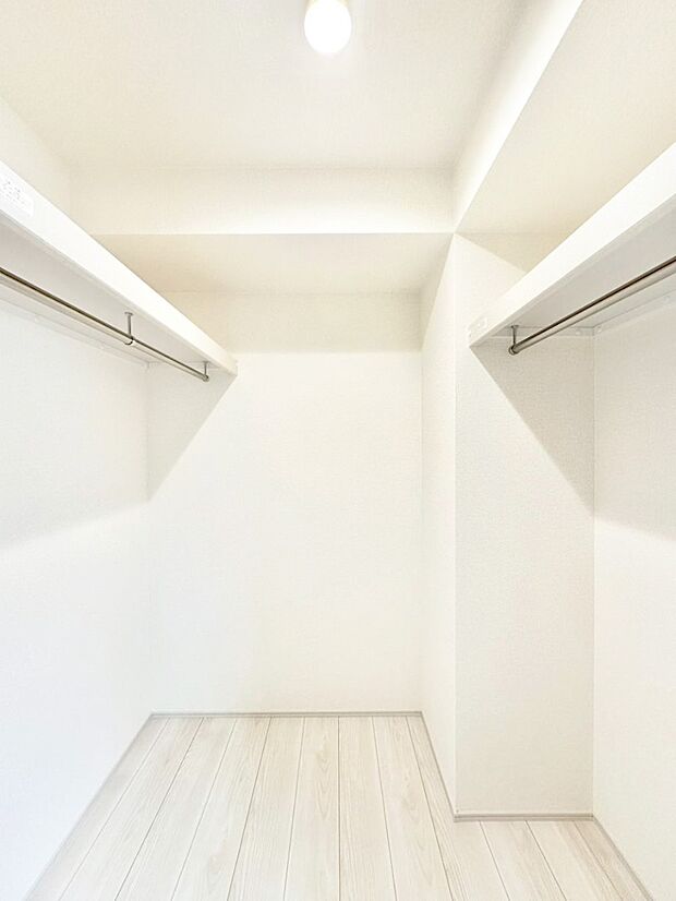 ウォークインクローゼット付きで生活空間を広く利用できます。