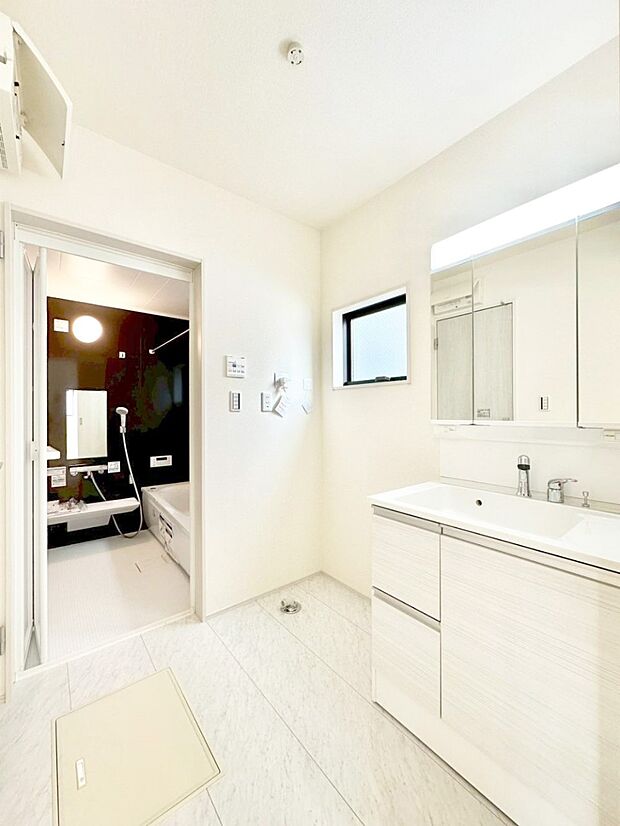 明るい洗面所は毎朝の身支度も楽しくできちゃいそうです。    