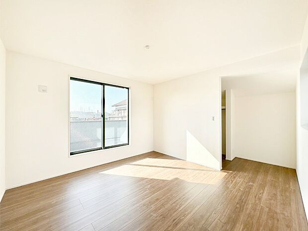 明るいバルコニーサイドに洋室を設置。目覚めの良い寝室に。 