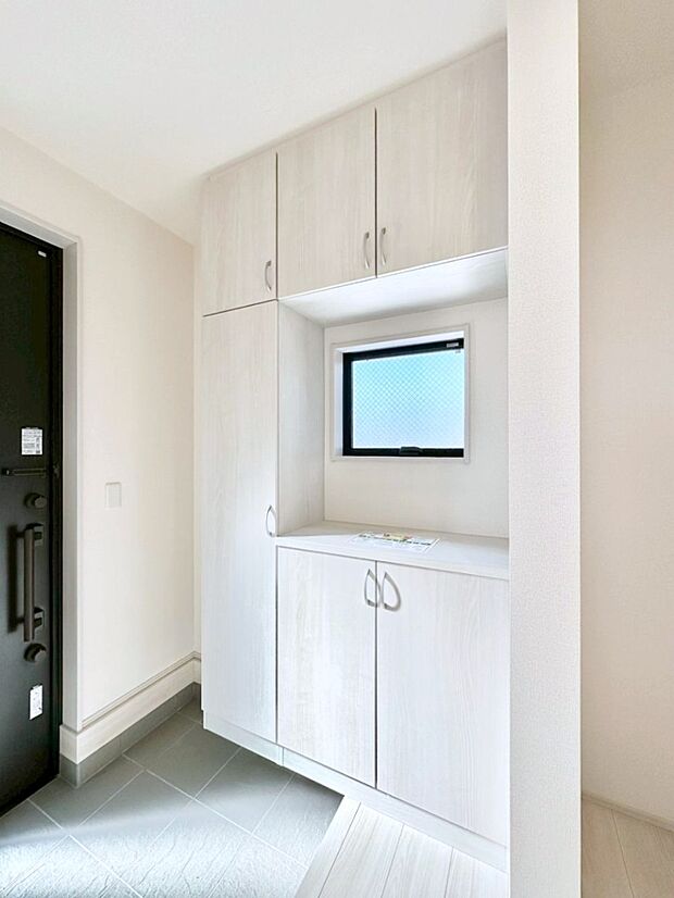 天井まである玄関収納で、家族全員の靴もすっきり収納！ 