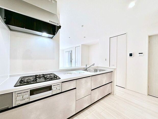 カウンター越しに楽しいおしゃべり。いつものお料理がもっと美味しくなりそうですね。