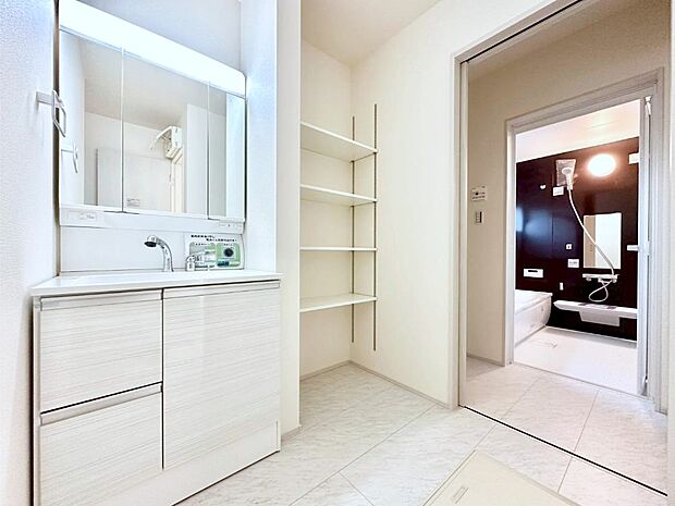 洗面所はゆとりのあるスペースで、身支度や入浴後のスキンケアも心に余裕をもってできそうです。