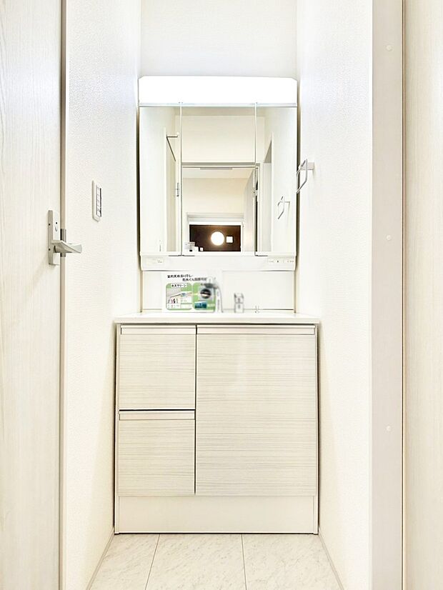 スタイリングに便利な三面鏡、ミラーキャビネットで細かい物スッキリ