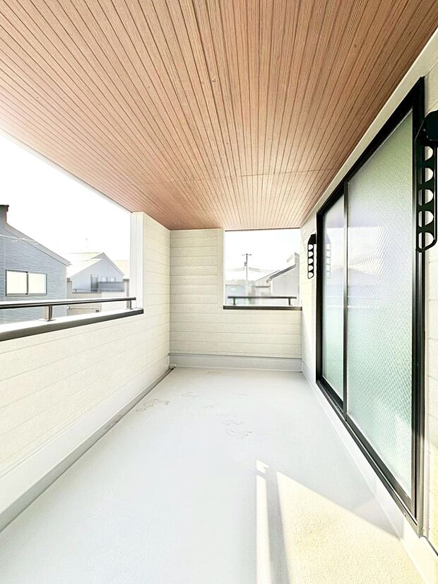 上部に屋根がかかっているので急な雨の時にも安心です。 