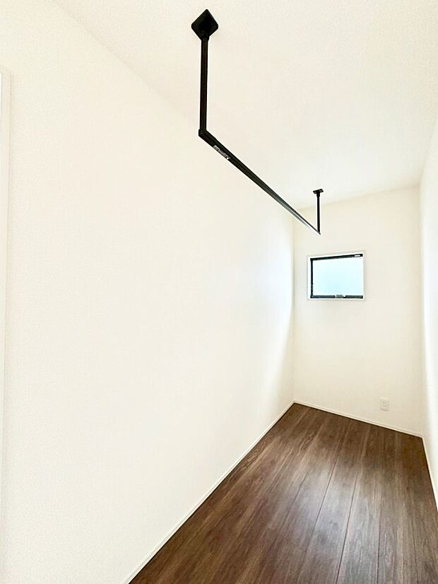 室内干しができるランドリーコーナー。梅雨や花粉の季節に便利です。