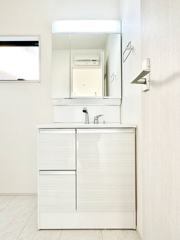 収納力と機能性に優れた洗面化粧台