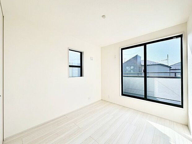 バルコニーが開放感をプラスしてくれる洋室 