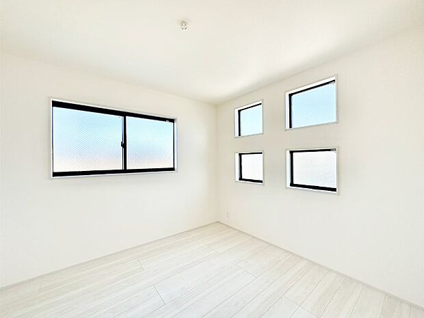 4つの四角い窓が外観にもアクセントを与えています。