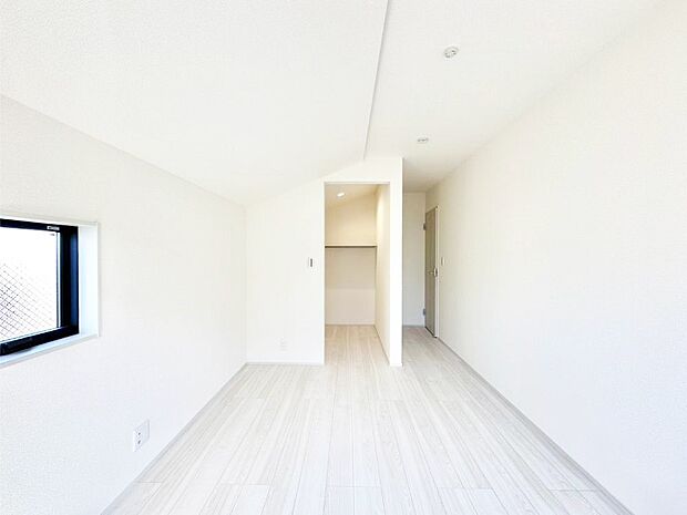 ウォークインクローゼットがあるお部屋。季節ごとの入れ替えも不要で便利です。 