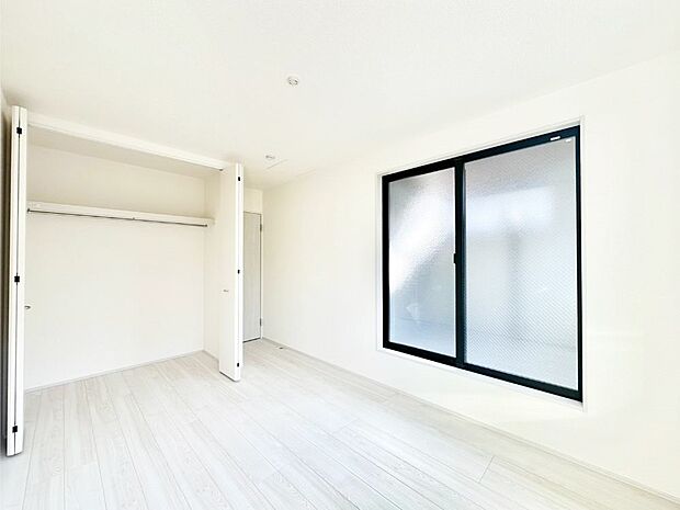 明るいバルコニーサイドに洋室を設置。目覚めの良い寝室に。 