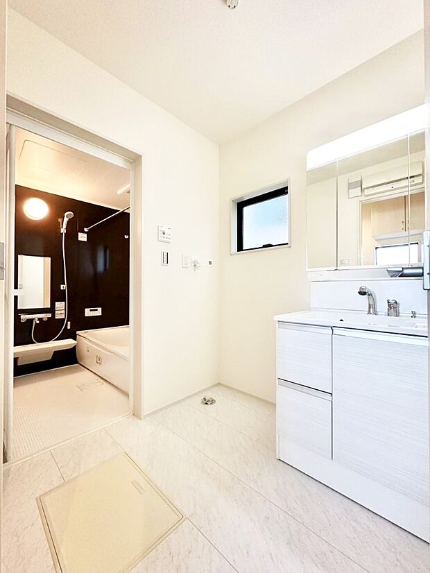 清潔感のある快適空間です。毎日の身支度も気持ち良くお使い頂けます。 