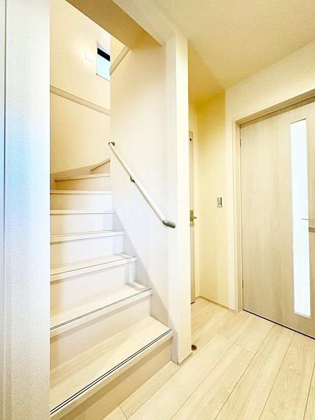 階段は手すり付きなので小さなお子さまやご高齢の方も安心です