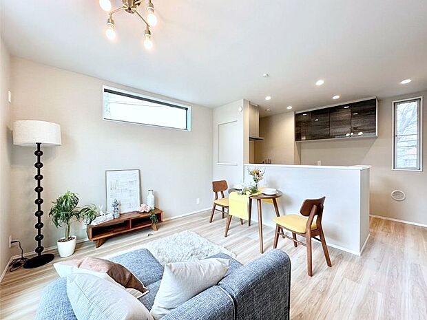 明るい陽光が注ぎ、寛ぎの雰囲気に満たされるリビング・ダイニング。 