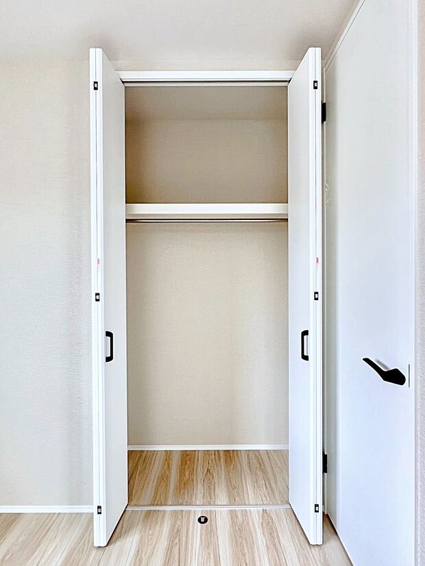 洋室のクローゼット。奥行きがあるので厚手の衣類もすっきり収まります。