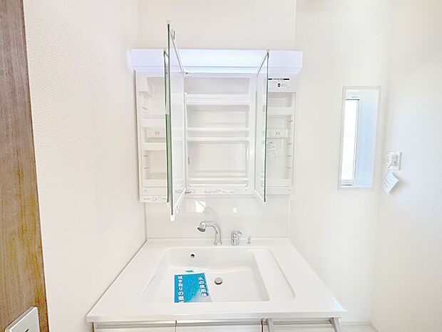 三面鏡の裏に、化粧品や衛生用品などを収納可能。洗面台をすっきりと保ちます！