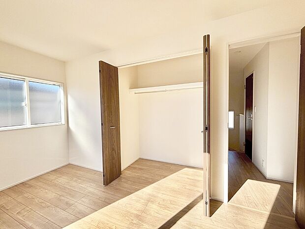 やさしい光がさしこむ居室はしっかり収納付き