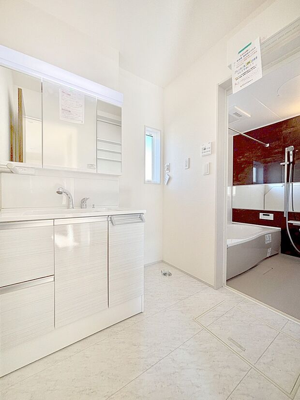 清潔感ある洗面化粧室で朝の身支度も快適