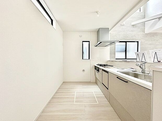 爽やかな風が通り抜けるキッチン。窓があるので明るく換気にも役立ちます。