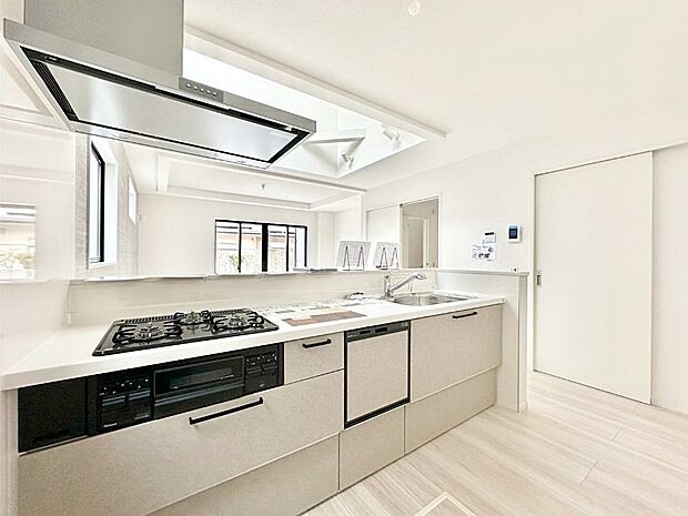 カウンター越しに楽しいおしゃべり。いつものお料理がもっと美味しくなりそうですね。