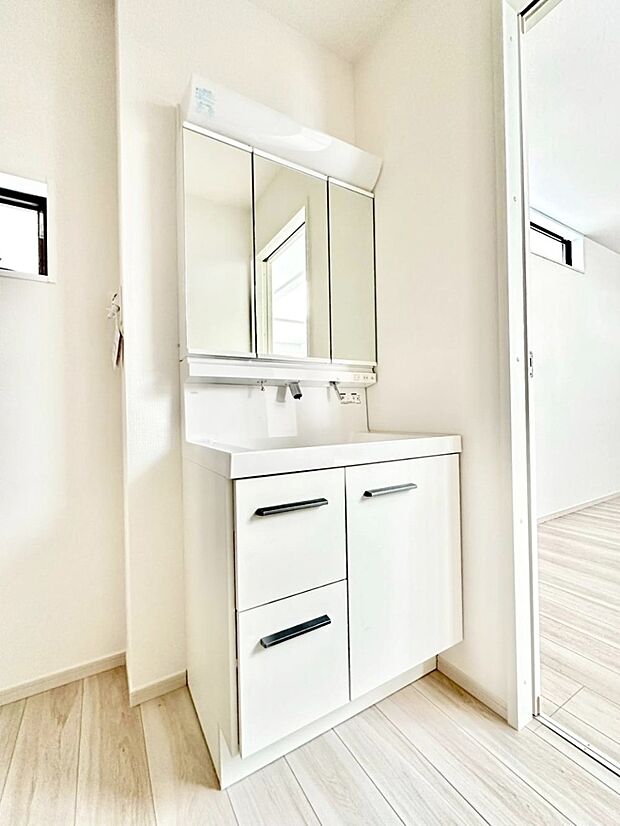 三面鏡の裏に、化粧品や衛生用品などを収納可能。洗面台をすっきりと保ちます!