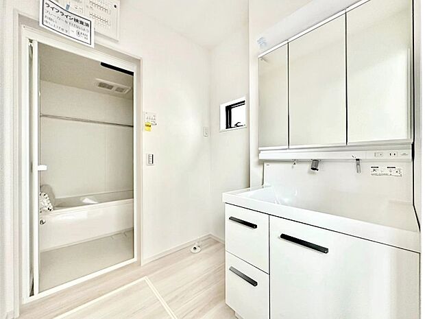 小窓がついているので湿気の多い場所でも換気が十分行えます。毎日の身支度を気持ち良く!