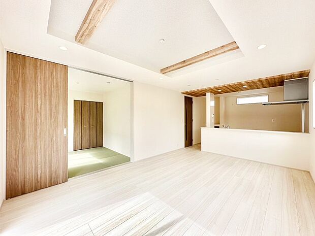 隣接の和室を開放すればさらに広々空間に  