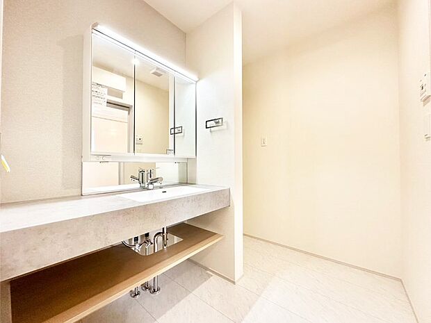 ゆとりの洗面スペースで朝の身支度もスムーズに