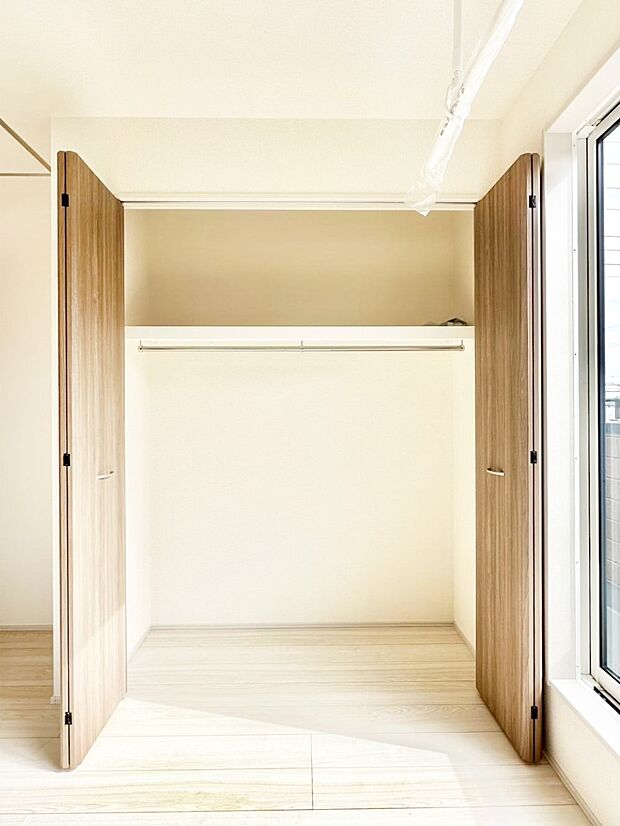洋室のクローゼット。奥行きがあるので厚手の衣類もすっきり収まります。
