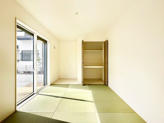 リビング隣接の和室は毎日の暮らしに癒しと安らぎをもたらしてくれます