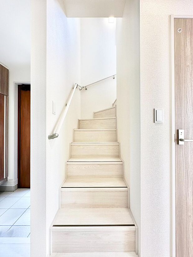安全性を考慮し階段には手すりを設置しています
