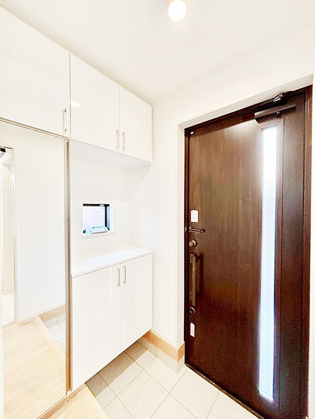 ご家族やお客様を気持ちよくお出迎え！明るい陽光が入り込む玄関。