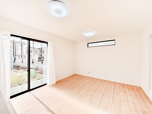 明るい陽光が注ぎ、寛ぎの雰囲気に満たされるリビングダイニング