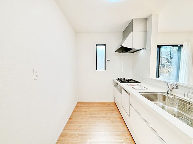 ゆとりあるキッチンスペースでお料理や食後の後片付けもスムーズに！