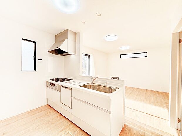 ご家族の会話弾む対面キッチン。お料理中のパパママもご家族と過ごす時間が増えそう！