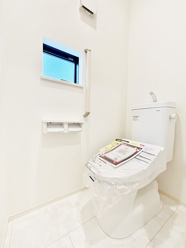 清潔感あるシャワートイレ。小窓から光が注ぎ込みます！